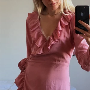 Rosa sommarklänning!! - Finaste sommarklänningen!!!!!!!! Inte en som är för kort heller 💘 storlek s 