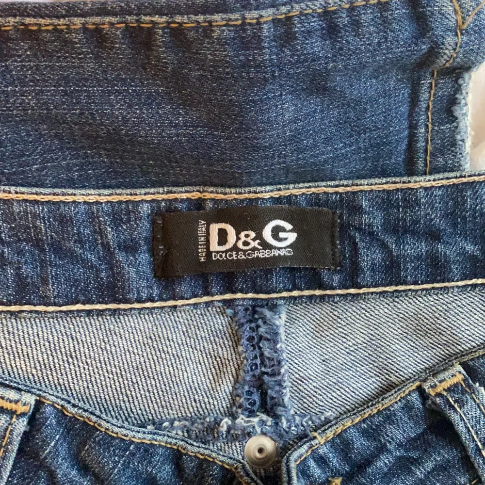 Lågmidjade bootcut jeans från D&G. Kan inte garantera att de är äkta då de är köpta second hand. Super fina jeans som tyvärr var små vid inköpet så har aldrig använt de har endast legat i min garderob. Super fint skick. OBS: Byxorna är små i storlek💕. Jeans & Byxor.