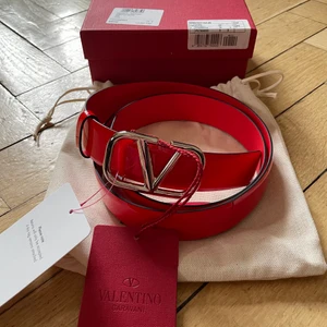 Valentino skärp - Assnyggt skärp från Valentino. Inköpt från Mytheresa för 290 €. Säljer för 2200 kr. 