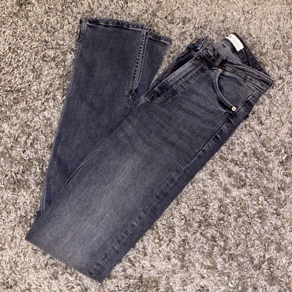Gråa högmidjade superfina jeans med slits från Zara! Storlek 32🤍 Säljer då jag har andra liknande jeans!! Som nya och inte avklippta!!🤎 Köparen står för frakten! Buda!!!. Jeans & Byxor.