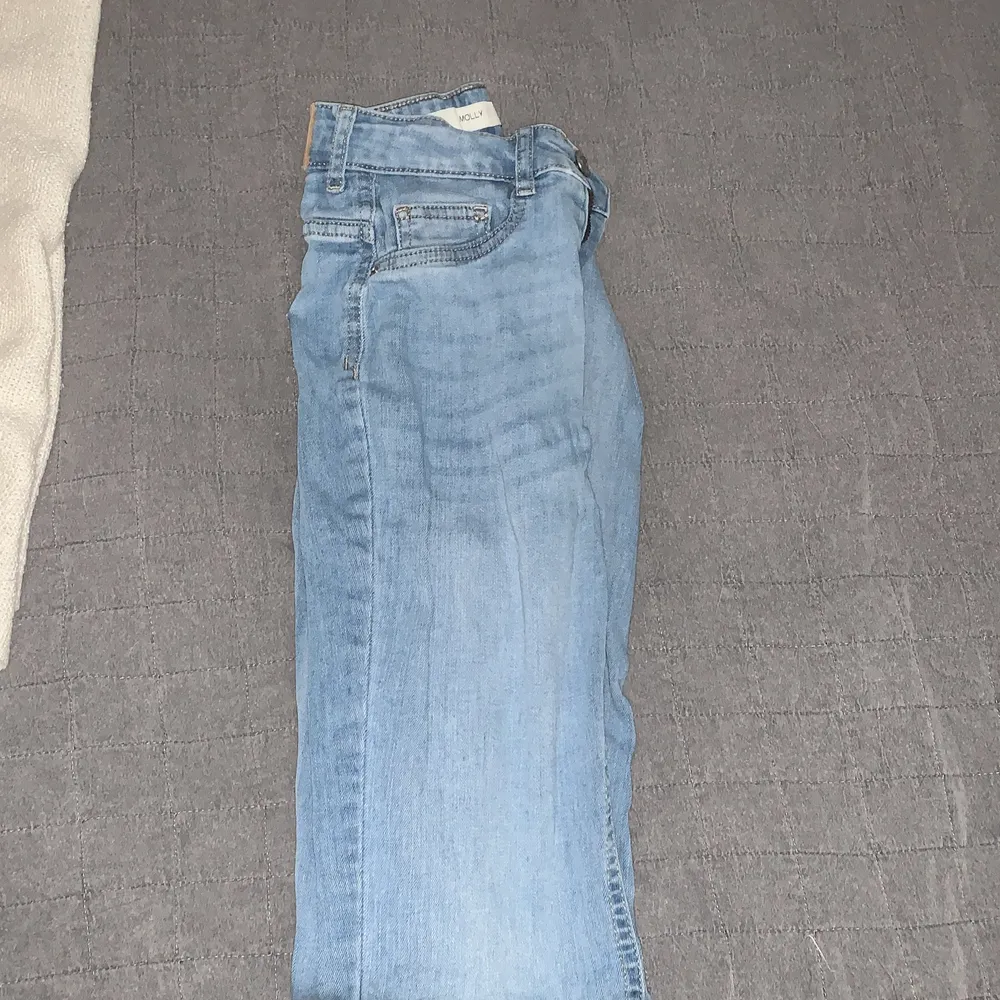 Snygga ljusa högmidjade jeans från Gina. Säljes pga använder inte. Dom är sköna och stretchiga. Modell MOLLY i storlek S. Jeans & Byxor.