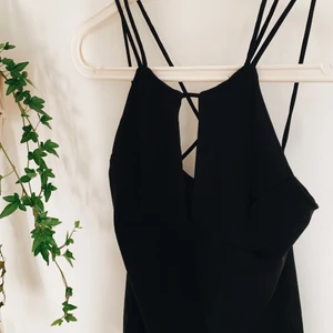 Linne - Linne från bikbok. Lite 70-tals vibe på den med hålet vid bröstet!😍