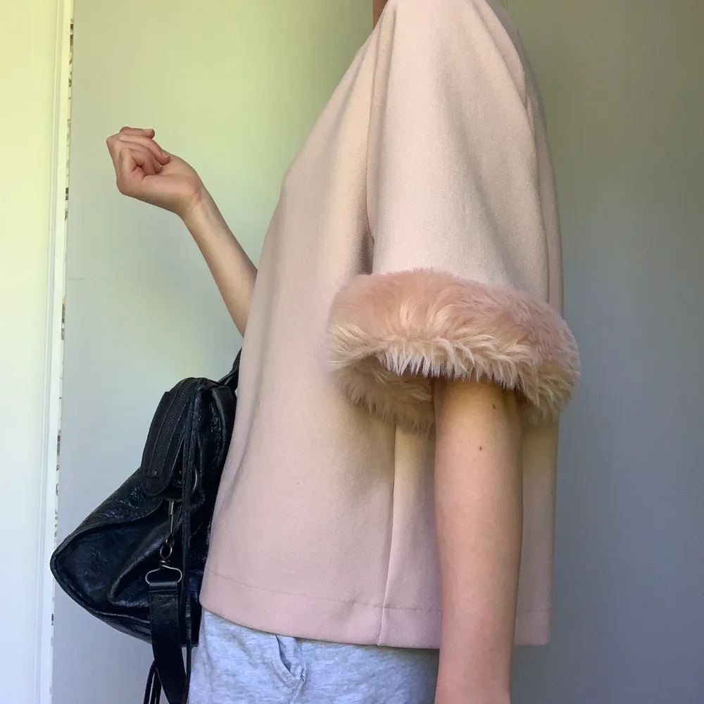 Ljusrosa tröja från Zara med fakepäls detalj på ärmarna i storlek Small. Köparen står för frakten! ☺️☺️. Toppar.