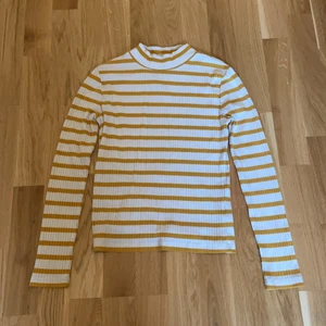 Gul randig, långärmad tröja - En jätte fin tröja till salu, den är använd, men fortfarande uthållig och kan användas länge till. Den är för liten för mig nu så därför säljer jag den✨ Frakt kostnad: 25 kr 