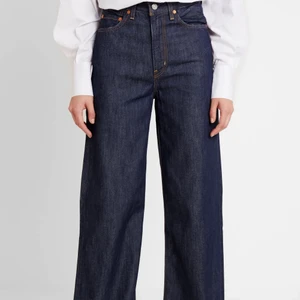 Levis jeans ribcage wide leg - Marinblå jeans från Levis i storleken W27 L32, sitter som S/M. Bra skick, endast använda ett fåtal gånger då de dessvärre är försmå för mig. Nypris 1250kr, säljer för 250kr inkl. frakt.
