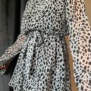 Klänning - Vitsvart prickig supergullig klänning, använd endast ett fåtal gånger! Passar om man har mellan XS- M, köparen står för frakt💞