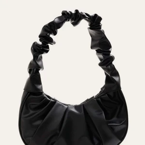 Skrynklig väska  - Väska från SHEIN. Helt oanvänd, aldrig blivit av att jag använder den därför säljer jag den nu. Köparen står för frakten 