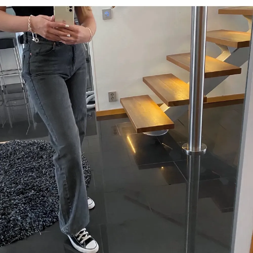 Lånad bild ⚡️ Jättefina grå tvättade raka jeans från Monki ”Yoko Jeans”. Inte så stretchigt material och tajtare runt midjan men bredare till låren, och långa. Skulle säga att det är en storlek S (27)Det är bara att höra av er vid intresse så kan ni få mer bilder osv💕. Jeans & Byxor.