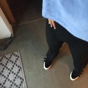 Kostymbyxor  - Så snygga kostym byxor! Funkar att både klä upp och klä ner på hur många sätt som helst 💕☺️ De är i storlek XL men de är små i storleken så de passar 38/40