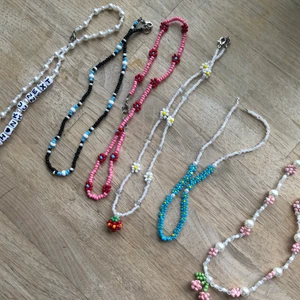 Blomhalsband - Allt kostar nu 40kr st + frakt. De som finns kvar ser ni på första bilden!! 🌸