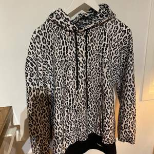 Säljer min leopard hoodie från NA-KD i storlek xs, som är ganska stor i storleken. Endast använd en gång och är i toppenskick. Köpare står för frakt💛