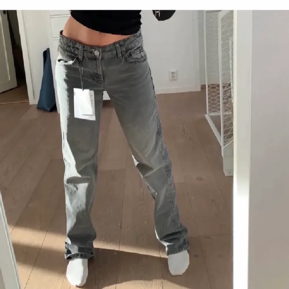 Zara mid rise jeans som tyvärr är förstora för mig så aldrig använda, budgivning i kommentarerna. Bud: 300💗 köp direkt för 600+ 70kr frakt men möts helst. Jeans & Byxor.