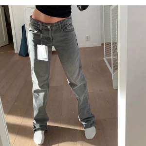 Zara mid rise jeans som tyvärr är förstora för mig så aldrig använda, budgivning i kommentarerna. Bud: 300💗 köp direkt för 600+ 70kr frakt men möts helst