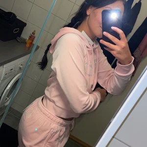 Juicy Couture dress  - Helt ny fick hem den idag från Jdsports! Xs i Hoodie och S i byxorna, byxorna va för stora därför jag vill sälja den! För mer bilder eller frågor kontakta mig. Fraktar 