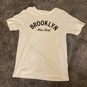 Vit Soc tröja - Vit soc tröja, strl M men sitter även bra på S. Använd en enstaka gång. 