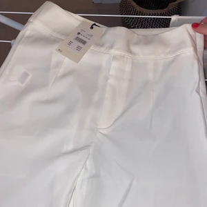 Byxor från Bikbok  - Vita fina byxor, storlek XS. Lappar kvar! Oanvända 