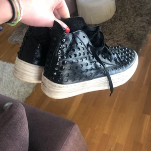 Skor med nitar  - Svarta skor med nitar 