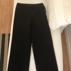 Kostymbyxor - Helt oanvända svarta kostymbyxor ifrån bikbok i storlek S, dragkedja på sidan. Byxorna är i mycket skönt material och luftiga, är i mycket bra skick☀️