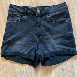 Shorts Bikbok  - Mörka shorts u storlek S från Bikbok, använda några gånger förra sommaren.