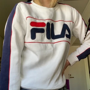 Fila sweatshirt  - Snygg fila sweatshirt med röda och mörkblåa detaljer. Använder för sällan. Mötas eller frakt mot avgift😊