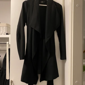 Trenchcoat - En tunn svart trenchcoat för vår/sommar/höst