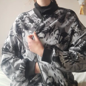 Oversized jacka Strl M - Oversized jacka. Märkt som M, men kommer funka på iprincip alla. Jag använde när jag hade S, men den är väldigt oversized för M också. Jag har M nu.
