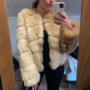 Päls jacka - Helt ny beige päls jacka