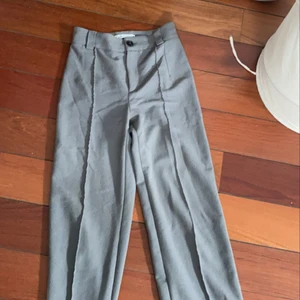 Kostymbyxor  - Gråa kostymbyxor från zara! LÅÅÅÅNGA!!!
