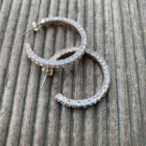 Örhängen  - Säljer dessa fina örhängen då jag själv inte kan bära tunga smycken, jättefina till festligare tillfällen😍 använd några gånger men fortfarande bra kvalite på dem☺️ Köparen står för frakt 🚚 