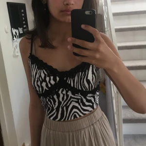 Zebra Linne - Banden går att ändra längd på. Materialet är bra och linnet sitter bra runt midjan.