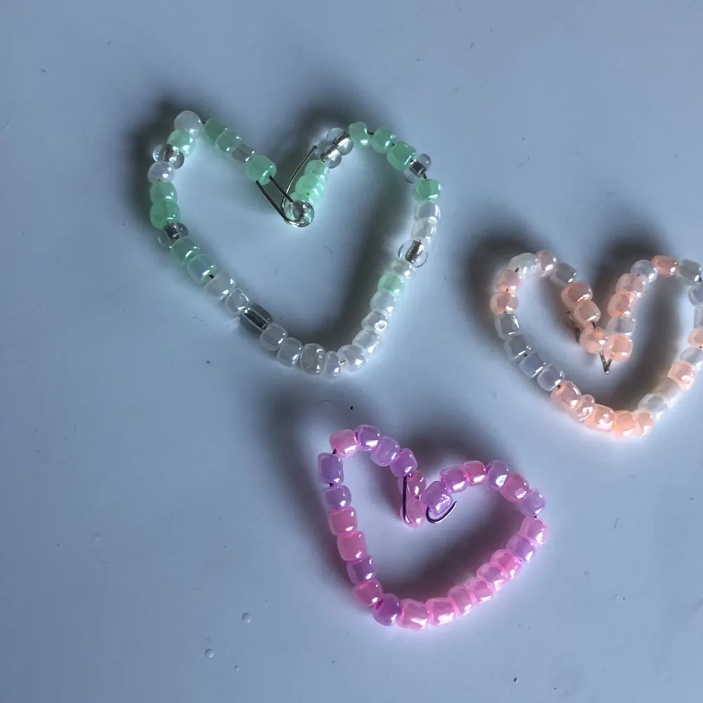 Tre stycken pärl hjärtan i olika färger. Perfekt att ge till en kompis eller nära och kära.😍. Övrigt.