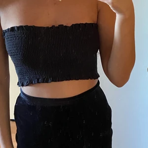 Tubtopp  - smockad tubtopp från bikbok. Använd få tal gånger då jag har andra tubtoppar. Sitter jätteskönt🌸🌼