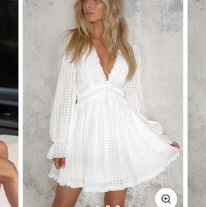 Vit studentklänning - Super fin vit klänning perfekt till studenten! Säljer då jag hittat en annan som passar mig bättre :)🤍🤍🤍 ordinarie pris 799kr 