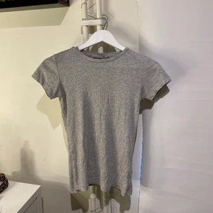 T-shirt från Lager157 strl XS - En basic grå t-shirt köpt från Lager157❤️köpare står för frakt 