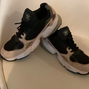 Adidas skor ( Falcon) - Säljer dessa skor pga att dem blivit för små för mig!