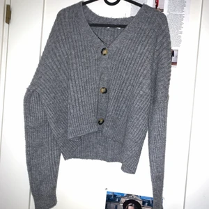 Kofta  - Stickad kofta. Köpt på plick. Köparen betalar frakten.