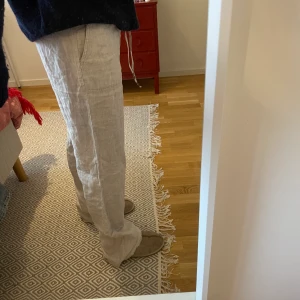 Linnebyxor - Linnebyxor från Esprit, långa i benen (längd 34) och perfekta nu till sommaren😍 sparsamt använda!      Nypris 700!                                                                        Buda från 250 eller köp direkt 500