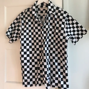 Svartvit skjorta - Cool svartvit rutig kortärmad skjorta från Junkyard. Endast använd en gång. Frakt tillkommer 💚