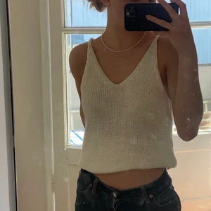 Sommar topp - Fin sval stickat linne i en vit ”natur färg”, as fräch topp som funkar till allt. Står ej för frakt💞