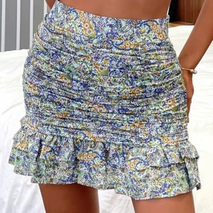 Världens finaste kjol  - Så sjukt fin kjol som är för liten för mig och därför ser passformen tyvärr lite skev ut på bilderna då den blir väldigt tajt och inte sitter som den ska men så sjukt fin kjol verkligen min dröm kjol men måste sälja då den inte passar:( det står att den är i storlek m men skulle mer säga s köpt för inköpspris cirka 200 färgen är som på bilderna från hemsidan då den egna bilden e tagen i dåligt ljus 