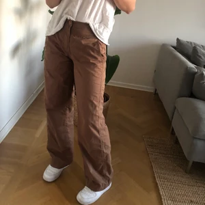 Bruna pösiga brallz - Skitsnygga! Lite prasseltyg men sjukt mjuka och sköna, min syrra på bilden som är 170 och har en 34 i byxstorlek. Passar även mig som är en 36/38! Bara lite tajtare i lår och midja.