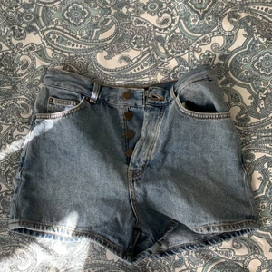 & other stories shorts - Säljer ett par jättefina & other stories shorts då de tyvärr är för små för mig! De är i jättefint skick. Frakt tillkommer