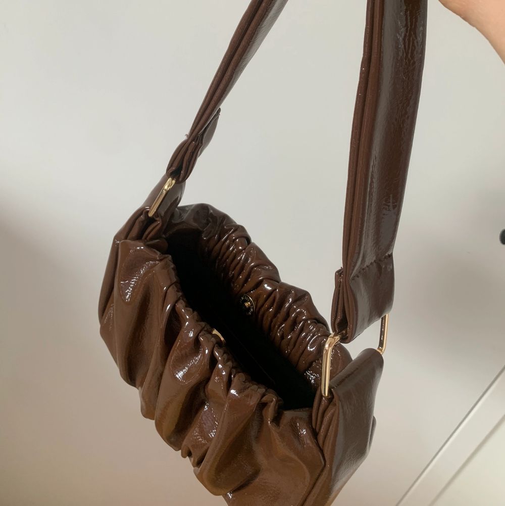 En brun väska som jag köpt ifrån zalando. Super fin men inte min stil. Köparen står för frakt.. Väskor.