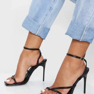 Klackskor / sandaletter med tårem och stilett klack - Helt nya och helt oanvända. Säljer dessa pågrund av fel storlek. Skorna är nypackade i kartong direkt från leverans. 