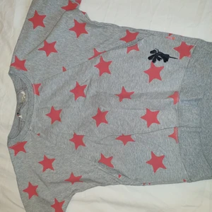 Grå barntröja med stjärnor - Grå barntröja med halvlånga ärmar från House of lola