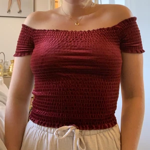 Off Shoulder topp i vinrött - Vinröd off Shoulder topp