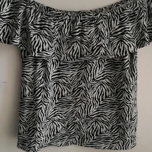 Snygg topp - Säljer en jätte fin topp för bara 65 kr. Nypris: 170. Säljer pågrund av den är för stor för mig. Storlek M. Finns i Hedemora kan tas till borlänge/avesta