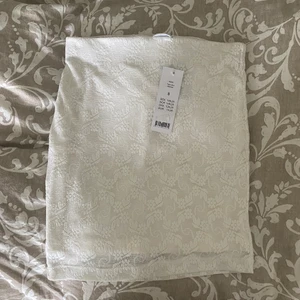 Kjol  - Superfin spetskjol från Gina! Aldrig använd då den är för liten för mig🥰 Storlek S. Köparen står för frakten som tillkommer!