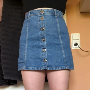 Jeanskjol med knappar - Jeanskjol från HM. Använd men fint skick! 