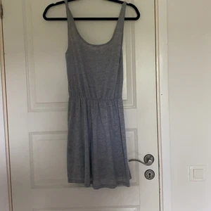 Grå kläning - Grå basic klänning från Bikbok i storlek XS. Använd ett antal gånger.
